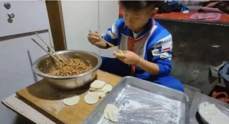 学生扮奥特曼煮饺子